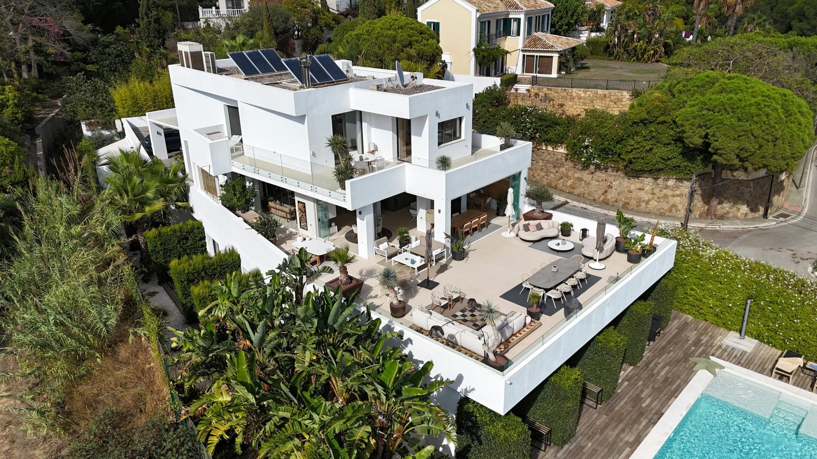 Modern Villa És Medence Marbellában – Spanyol Luxus Ingatlanbefektetés 2025-Ben